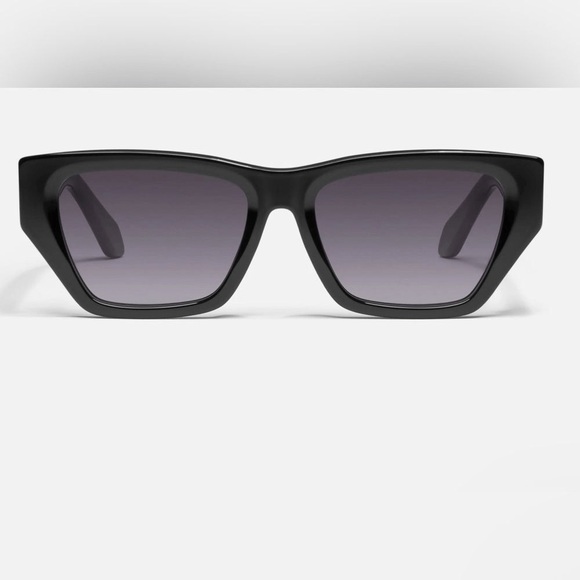 NWT QUAY Australia Women’s Sunglasses No Apologies” Black Frame/Smoke Lens Class